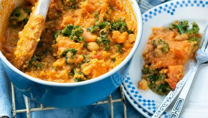 currystoofpotje-van-kikkererwten-zoete-aardappel-en-boerenkool